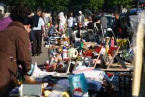 découvrez le charme du marché aux puces : objets vintage, antiquités et bonnes affaires vous attendent pour une expérience unique de chine et de trésors à dénicher.